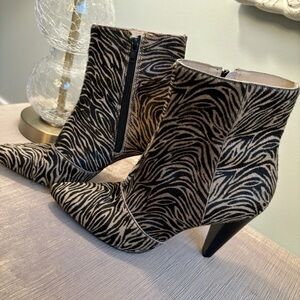 Able Womens Tinsley Tiger Calf Hair Ankle Boots Heeled Zip Up Pointed Toe Size 8